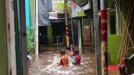 Banjir 1 Meter Rendam Kebon Pala Kampung Melayu