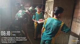 Siswa MTs di Aceh Tamiang Gotong Royong Bersama TNI Bersihkan Sekolah