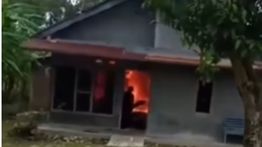 VIDEO: Pemuda Nyaris Terpanggang Api, Selamatkan Motor Tetangganya dari Kebakaran Rumah