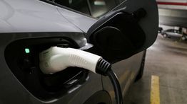 Penjualan Mobil Listrik Melesat, Dominasi ICE Kian Terancam