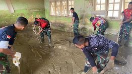 Andalkan Serokan dan Gerobak, TNI Bersihkan Lumpur Tebal di Sekolah-sekolah Aceh Tamiang