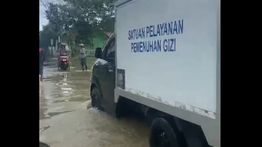 Mobil SPPG Terobos Banjir di Banjar Demi Kirim Bantuan Makanan Bergizi