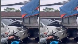 Mobil Ringsek Dihantam 'Bokong' Truk, Bikin Sawangan Macet Parah