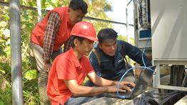 Jaga Konektivitas Warga di Huntara, Telkomsel Perkuat Akses Internet