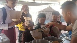 Dapur Umum Polri Terus Beroperasi Layani Pengungsi di Aceh Tamiang dan Sumbar