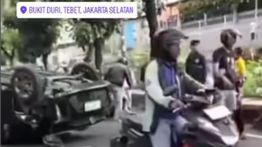 VIDEO: Kecelakaan Lalu Lintas di Tebet, Minibus Sampai Terbalik Usai Hantam Pemotor