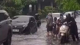 Banjir Parah Rendam Cengkareng, Lalu Lintas Lumpuh hingga Motor Mogok