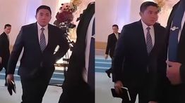 Seskab Teddy Hadiri Pernikahan Agung Surahman, Salfok Tetap Bawa Buku Catatan