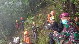 Marinir TNI AL Bantu Evakuasi Pesawat ATR 42-500 di Lereng Bulusaraung Sulsel