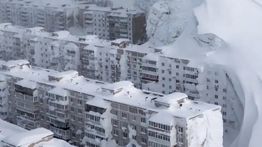 Ngeri, Salju Setinggi Apartemen Tutup Bangunan di Rusia