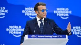 Trump Cibir Kacamata Hitam Macron 