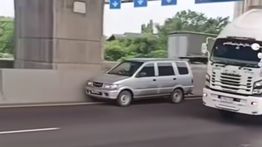 Mobil Panther Jalan Sendiri di Tpl Cikampek, Pengemudi Diduga Kena Serangan Jantung