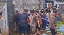 VIDEO: Jenazah Berbobot 200 Kg Dimakamkan dengan Bantuan Damkar