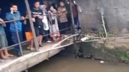 VIDEO: Penemuan Mayat Tersangkut di Kali Cililitan