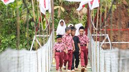 Jembatan Gantung Buat Siswa di Pangandaran Tak Khawatir Lagi Saat Hujan dan Air Sungai Pasang