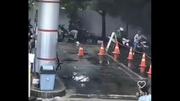 Detik-detik Pohon Tumbang di SPBU Senen Timpa Pemotor Antre BBM