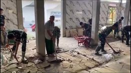 TNI dan Warga Gotong Royong Pulihkan Aceh, Renovasi Rumah sampai Bersihkan Masjid