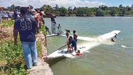 Pesawat Smart Air Mendarat Darurat di Bibir Pantai Nabire Papua, 13 Penumpang Selamat