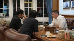 Jelang Dini Hari, Gubernur Aceh Mualem Temui Seskab Teddy, Bahas Apa?