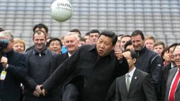 Fakta-fakta Hubungan Membaik, Xi Jinping Terima Bola Arsenal vs Manchester United dari PM Inggris