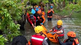 Tim SAR Evakuasi Jenazah Ibu Rumah Tangga di Danau Griya Asri Bekasi