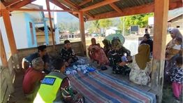 TNI &ldquo;Jemput Bola&rdquo; Cek Kesehatan Warga Terdampak di Aceh, Diikuti Ibu-ibu dan Balita
