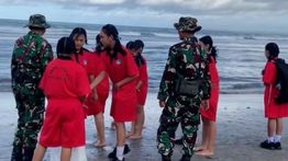 Sehari Usai Instruksi Presiden, TNI Bersama Pelajar Gotong Royong Bersihkan Sampah di Pantai Kuta Bali