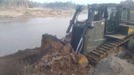 Momen Alat Berat Membelokkan Aliran Sungai dan Membuat Tanggul Agar Tak Meluap ke Permukiman di Aceh