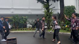 Breaking News: Calon Wamenkeu Juda Agung Datangi Istana Lengkap dengan Jas dan Dasi Biru