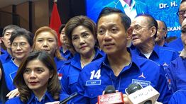 AHY Serahkan 48 KTA Kader Baru, Termasuk Merry Riana