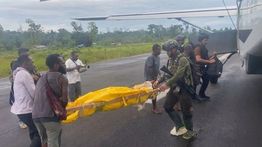Aparat Gabungan TNI-Polri Evakuasi Jenazah Pilot Smart Air Korban Penembakan di Papua