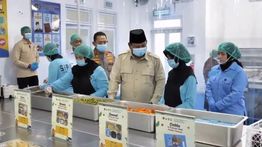 Presiden Tekankan MBG Disajikan Hangat Saat Tinjau SPPG Polri