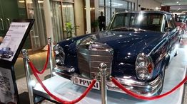 Mercedes-Benz 220 SE W111: Sedan Mewah Ikonik dengan Desain Fintail yang Tak Lekang Waktu