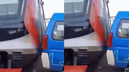 Angkot Nyaris Ditabrak Kereta di Tambora Jakbar