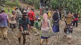 Salut! Warga dan TNI Gotong Royong Bangun Jalan di Karangmoncol Purbalingga