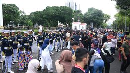 Antusiasme Warga Saksikan Serah Terima Pengawalan Istana Merdeka oleh Paspampres