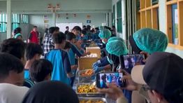 Ciptakan Kebersamaan di Sekolah, MBG Digelar Prasmanan di Sukabumi: Siswa Gembira