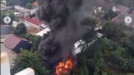 VIDEO: Kobaran Api Membakar Pabrik Furniture di Pondok Aren