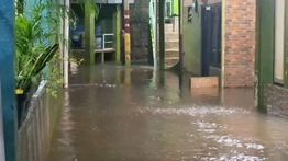 Hujan Deras Sepanjang Malam, Warga Kebon Pala Jakarta TImur Dievakuasi Pakai Perahu Karet