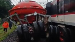 KA Bandara Soetta Tabrak Truk hingga Ganggu Layanan Operasional, 1 Gerbong Anjlok