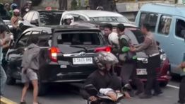 Sebuah Mobil Jadi Sasaran Amuk Massa di Jakarta Pusat