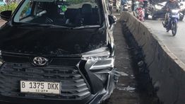 Mobil Hantam Separator Busway di Jl D.I Panjaitan, Arus Lalu Lintas Langsung Tersendat