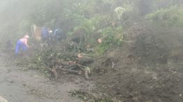Bukit Kedaluh Gunung Bromo Longsor, 7 Motor Tertimbun