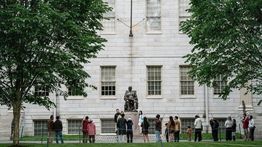 Hubungan dengan Jeffrey Epstein Disorot, Mantan Presiden Harvard Mundur