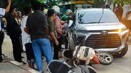 Sebuah Mobil Diamuk Massa di Pintu Keluar Ruko Bekasi Mas