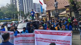 Demo Mabes Polri: Mahasiswa Nyaris Bentrok dengan Pendemo Pro Polisi