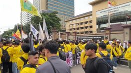 Mahasiswa Penuhi Mabes Polri, Teriakkan "Polisi Pembunuh"