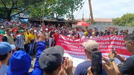 Warga Tolak Pembangunan Rumah Duka di Utan Jati