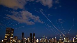 Ratusan Warga New York Gelar Aksi Protes Serangan AS-Israel ke Iran di Times Square