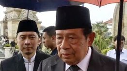 SBY Kenang Try Sutrisno Sebagai Patriot dan Negarawan di Pemakaman Militer